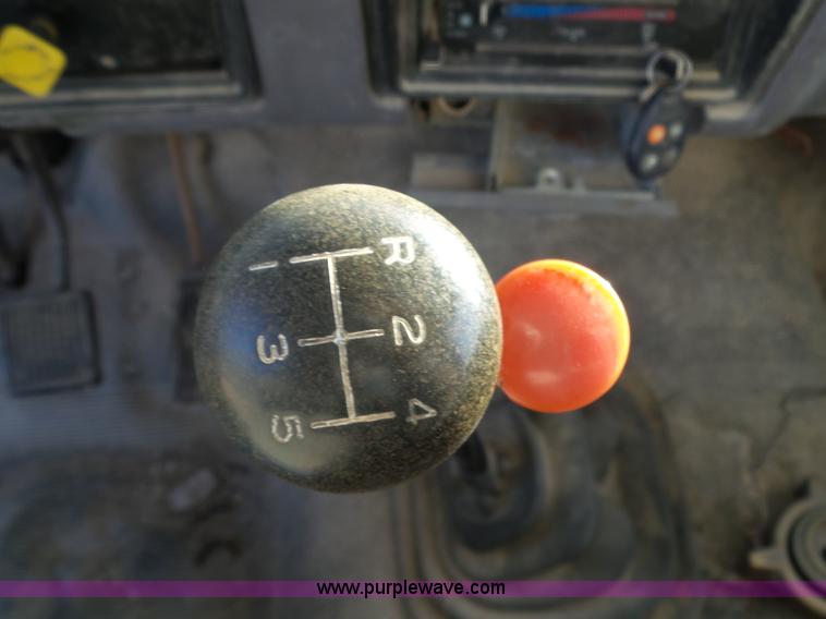 image for item L6254 1998 Ford F700 propane truck