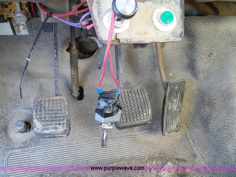 image for item L6254 1998 Ford F700 propane truck