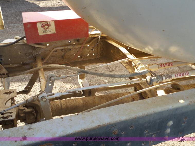 image for item L6254 1998 Ford F700 propane truck