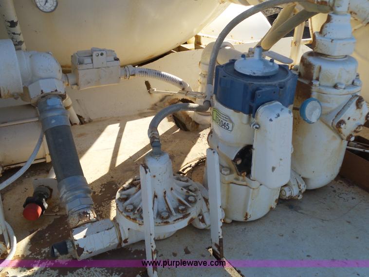 image for item L6254 1998 Ford F700 propane truck