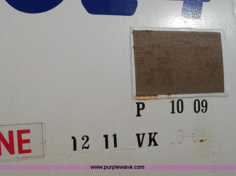 image for item L6254 1998 Ford F700 propane truck