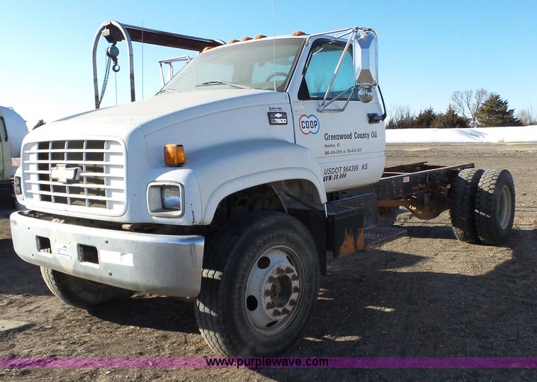 image for item L6255 1998 Chevrolet C7500 truck cab and chassis