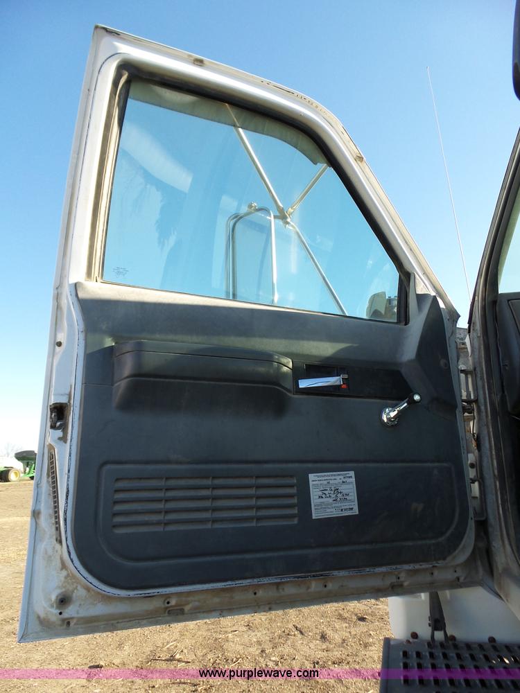 image for item L6255 1998 Chevrolet C7500 truck cab and chassis