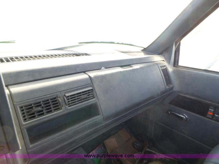 image for item L6255 1998 Chevrolet C7500 truck cab and chassis