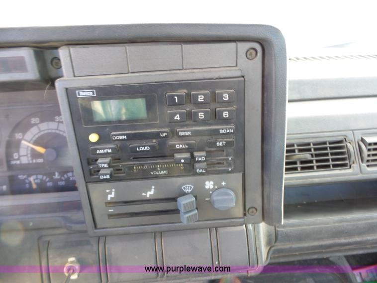 image for item L6255 1998 Chevrolet C7500 truck cab and chassis