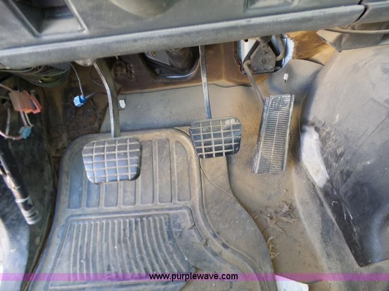 image for item L6255 1998 Chevrolet C7500 truck cab and chassis