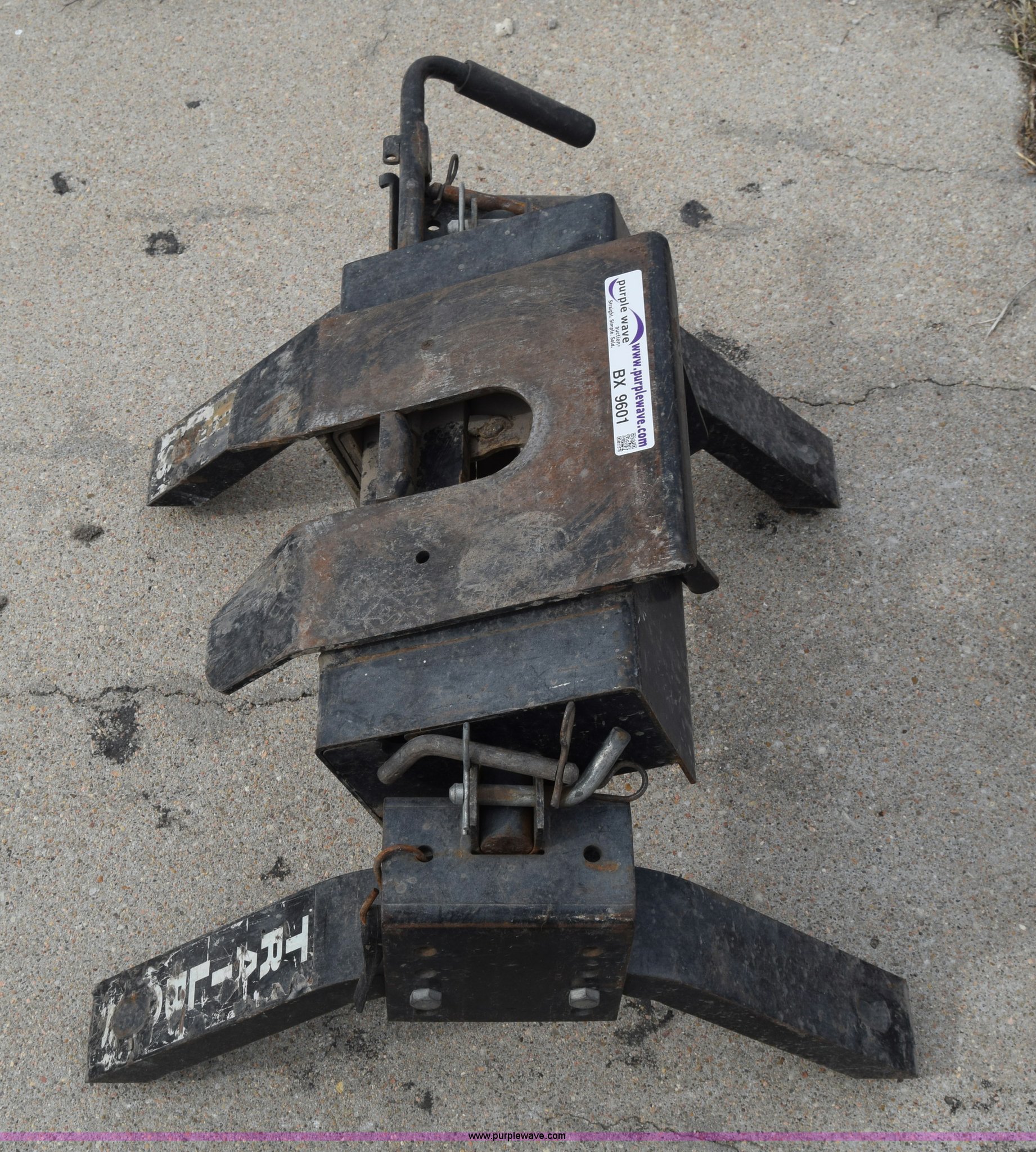 Fifth wheel hitch in Canton, KS Item BX9601 sold Purple Wave