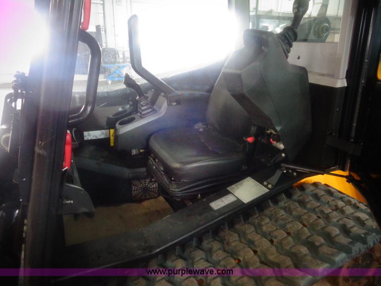 image for item AL9226 2013 JCB 320T skid steer