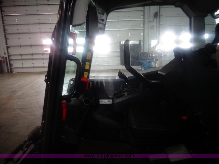 image for item AL9226 2013 JCB 320T skid steer