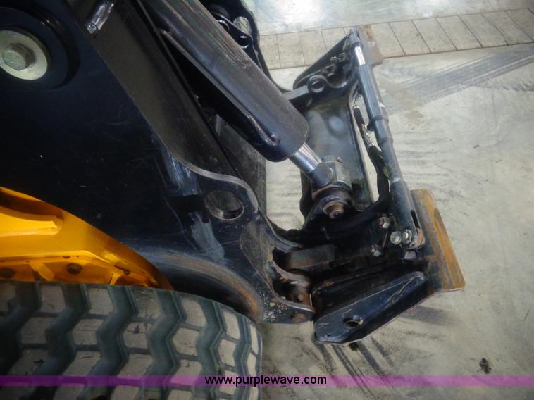 image for item AL9226 2013 JCB 320T skid steer