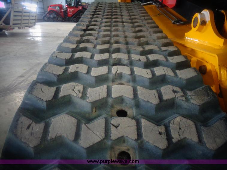 image for item AL9226 2013 JCB 320T skid steer