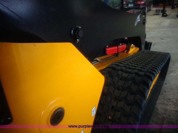 image for item AL9226 2013 JCB 320T skid steer