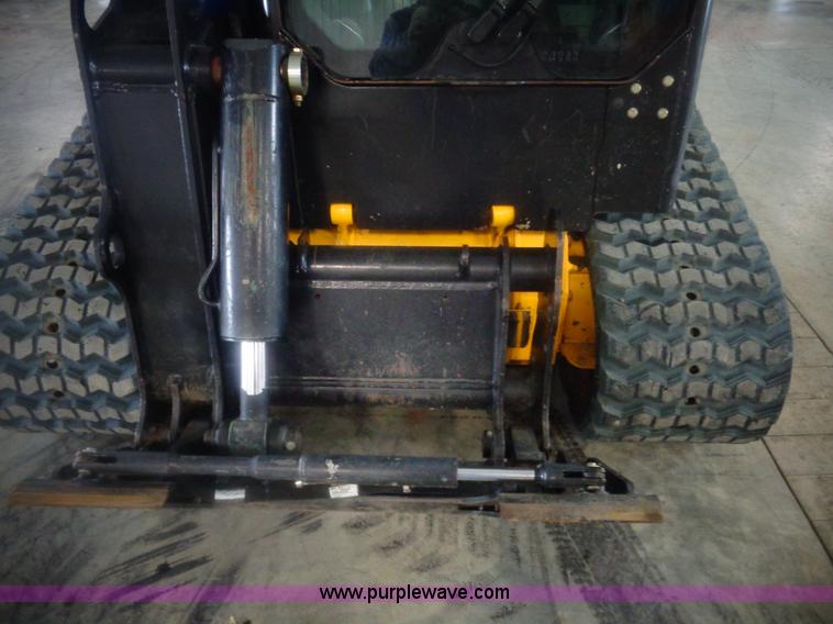 image for item AL9226 2013 JCB 320T skid steer