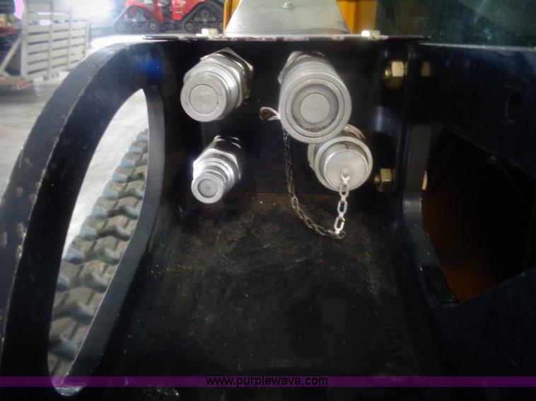 image for item AL9226 2013 JCB 320T skid steer