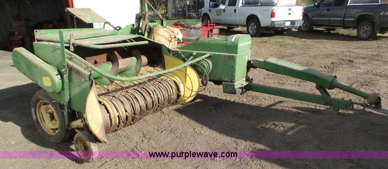 image for item AV9826 John Deere 24T square baler