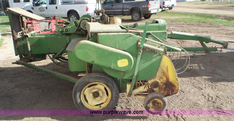 image for item AV9826 John Deere 24T square baler