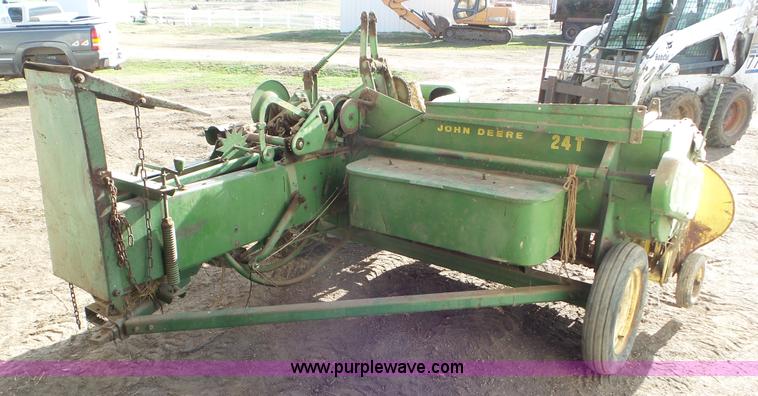 image for item AV9826 John Deere 24T square baler