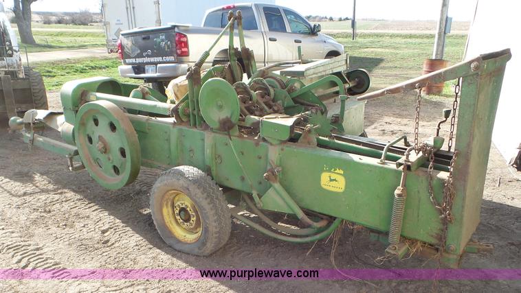 image for item AV9826 John Deere 24T square baler