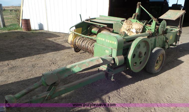 image for item AV9826 John Deere 24T square baler
