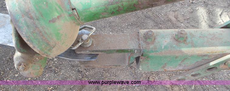 image for item AV9826 John Deere 24T square baler