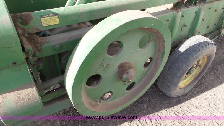 image for item AV9826 John Deere 24T square baler