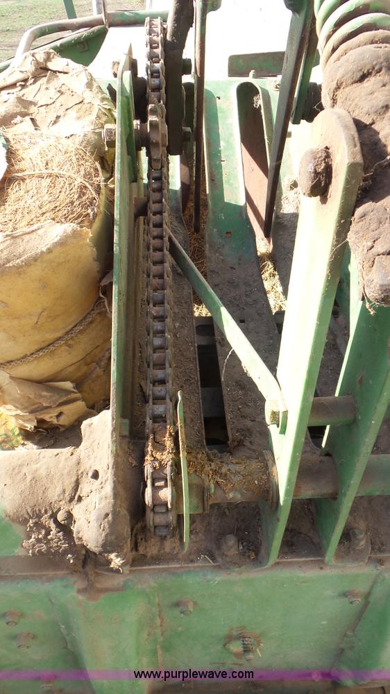 image for item AV9826 John Deere 24T square baler