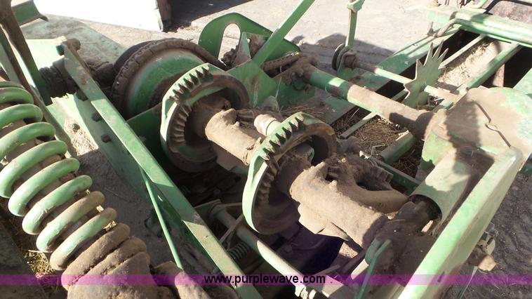 image for item AV9826 John Deere 24T square baler