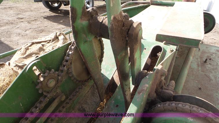 image for item AV9826 John Deere 24T square baler