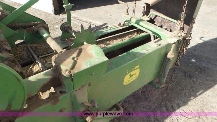 image for item AV9826 John Deere 24T square baler
