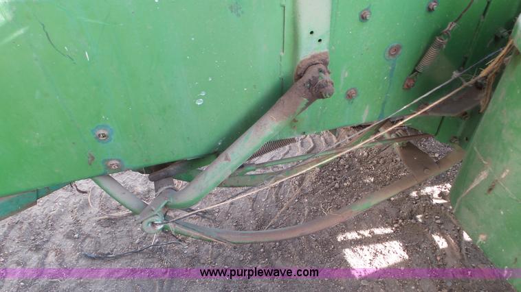 image for item AV9826 John Deere 24T square baler