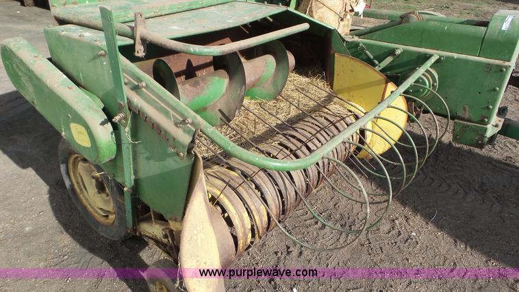 image for item AV9826 John Deere 24T square baler