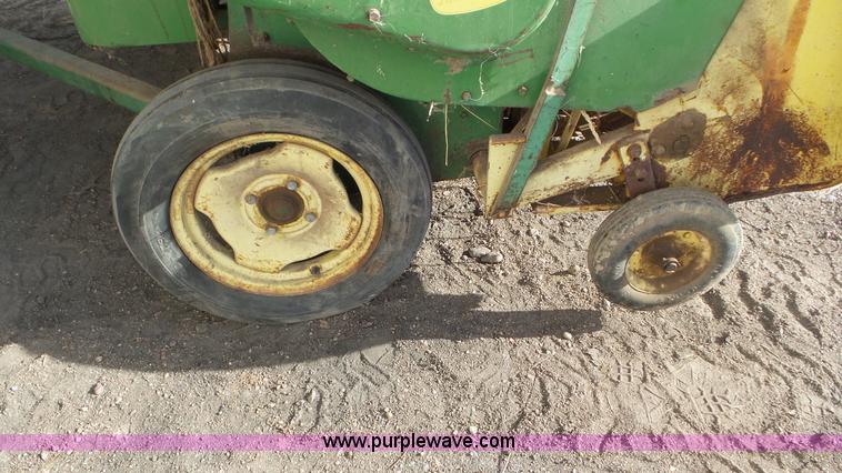 image for item AV9826 John Deere 24T square baler