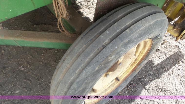 image for item AV9826 John Deere 24T square baler