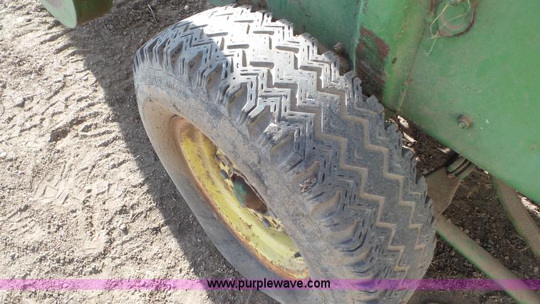 image for item AV9826 John Deere 24T square baler