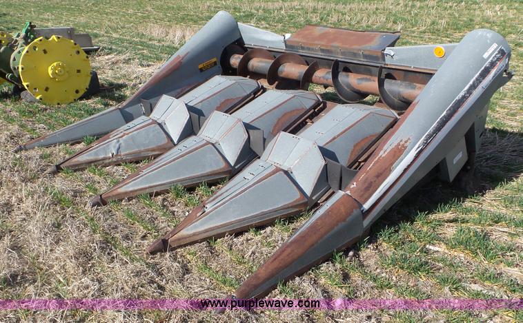 image for item AV9841 Gleaner corn head