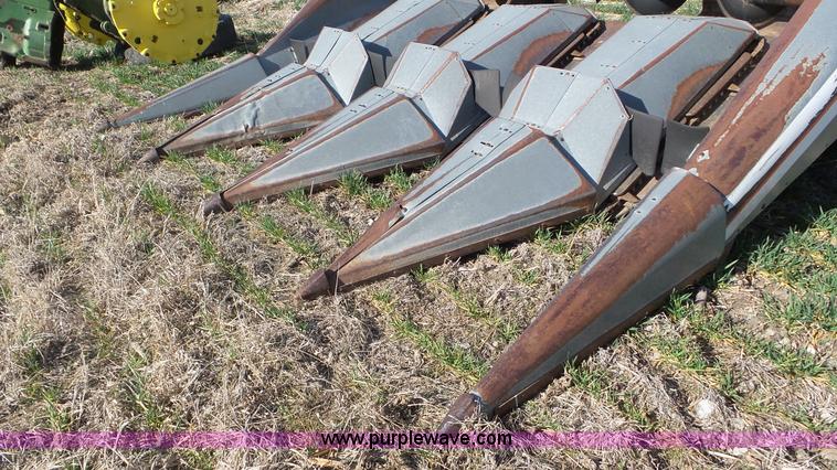 image for item AV9841 Gleaner corn head