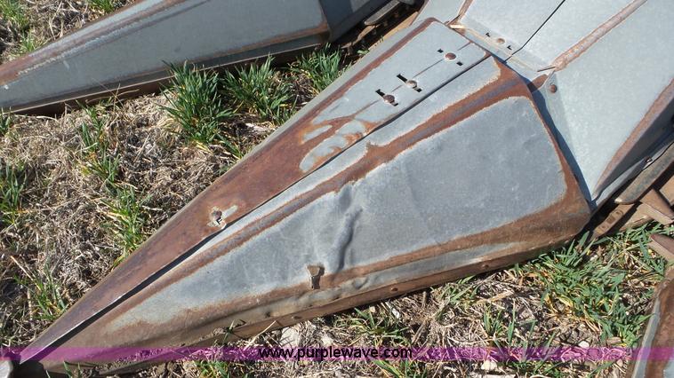 image for item AV9841 Gleaner corn head