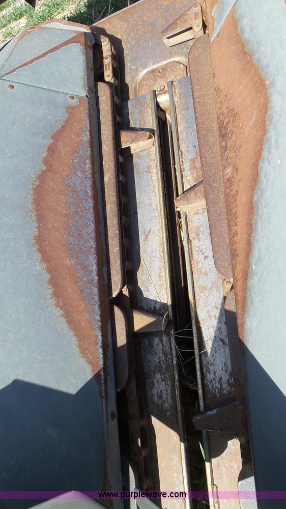 image for item AV9841 Gleaner corn head