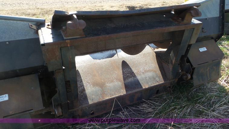 image for item AV9841 Gleaner corn head
