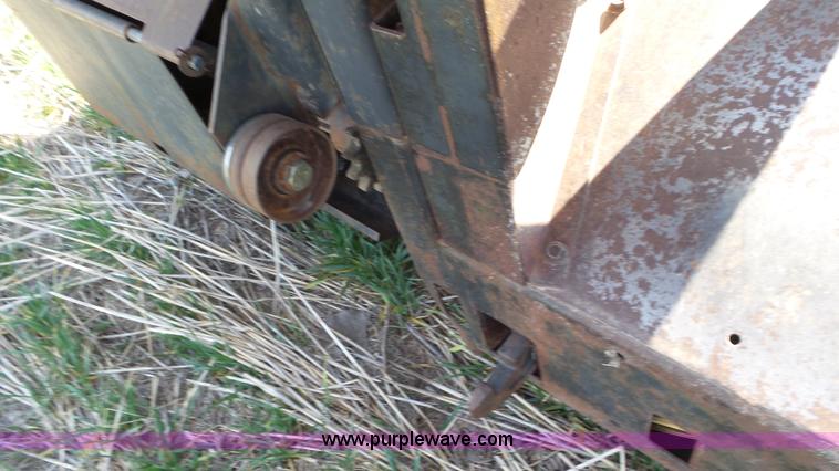 image for item AV9841 Gleaner corn head