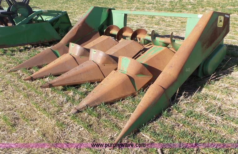 image for item AV9844 John Deere 443 corn head