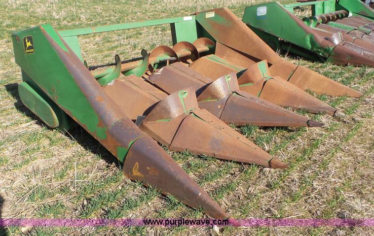 image for item AV9844 John Deere 443 corn head