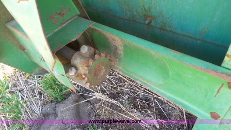 image for item AV9844 John Deere 443 corn head