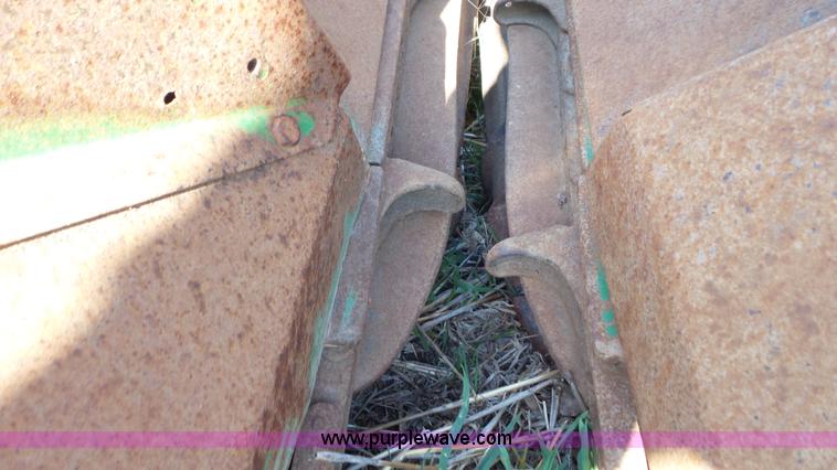 image for item AV9844 John Deere 443 corn head