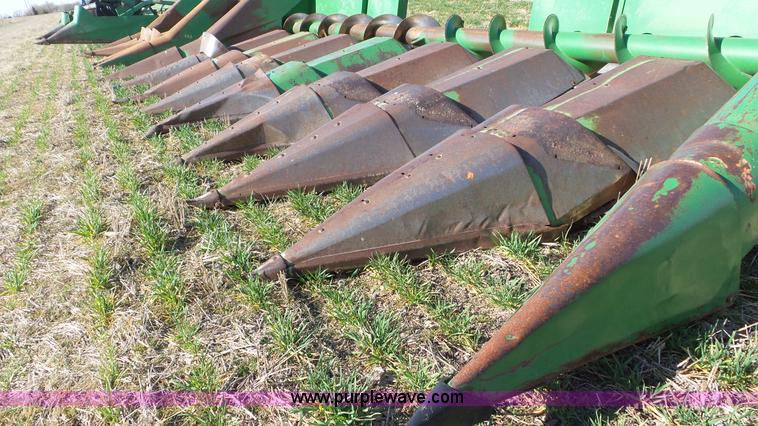 image for item AV9845 John Deere 843 corn head