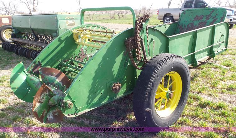 image for item AV9854 John Deere manure spreader