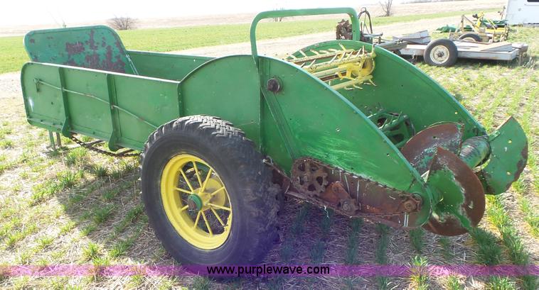 image for item AV9854 John Deere manure spreader