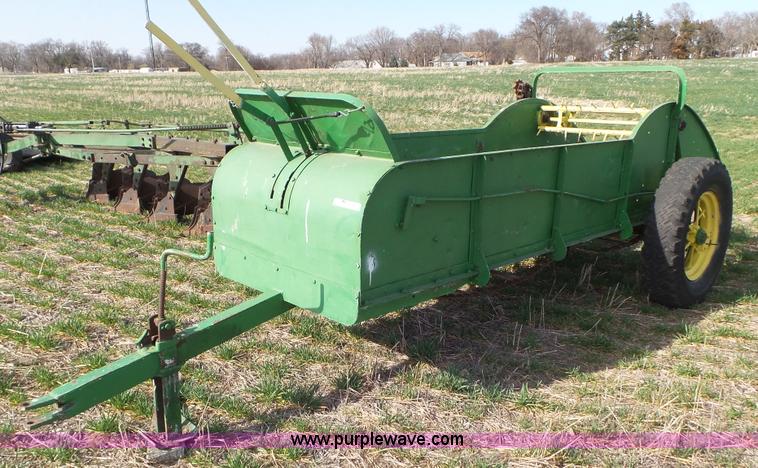image for item AV9854 John Deere manure spreader