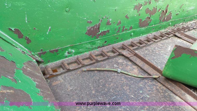 image for item AV9854 John Deere manure spreader