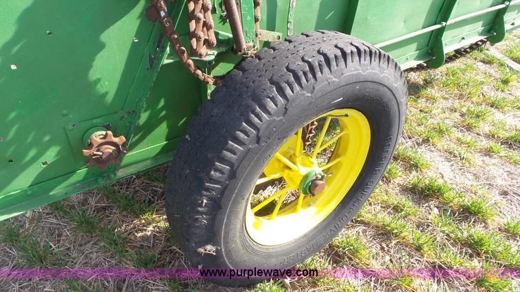 image for item AV9854 John Deere manure spreader